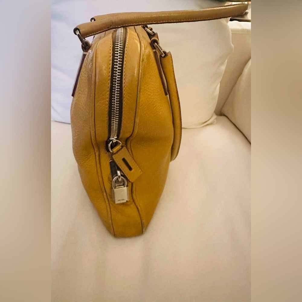 VINTAGE Prada Women's Bag SEMITRACOLLA DAINO SPORT MIELE Golden Tote Bag ca ‘01 - Picture 2 of 13